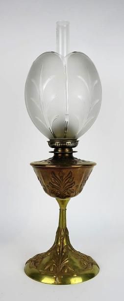 null Georges Leleu (attribué à).

Lampe à pétrole en bronze et laiton à décor floral,...