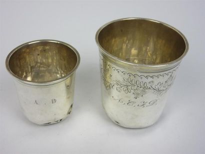 null Deux timbales en argent (925°/00) XIXème siècle dont une à décor de rinceaux...