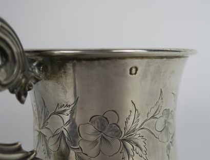 null Tasse et sa sous-tasse en argent (925°/00) à décor gravé de guirlandes fleuries.

142,35...