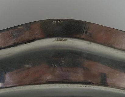 null Plat ovale en argent (925°/00) à contours, de style Louis XV.

Long_44,6cm.

Larg_30...
