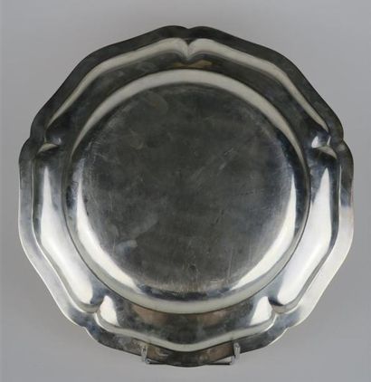 null Plat rond en argent (925°/00) à contours de style Louis XV.

Poinçon Minerve....