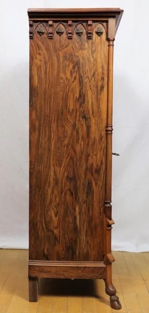 null Vitrine en bois de placage ouvrant à une porte, décorée, en partie inférieure,...