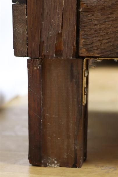 null Vitrine en bois de placage ouvrant à une porte, décorée, en partie inférieure,...
