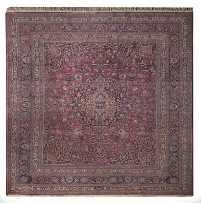 null IRAN

Important tapis Keshan en laine à fond bleu et rouge.

L_400 cm l_316...