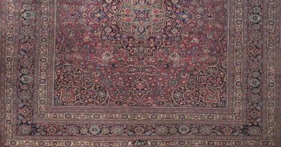 null IRAN

Important tapis Keshan en laine à fond bleu et rouge.

L_400 cm l_316...