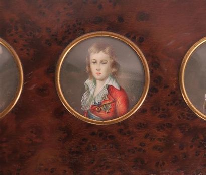 null Louis XVI, Marie-Antoinette et Louis XVII.

Trois miniatures circulaires figurant...