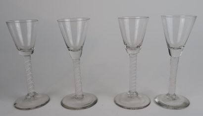 null Ensemble de cinq verres anciens comprenant quatre verres à la façon d'Angleterre...