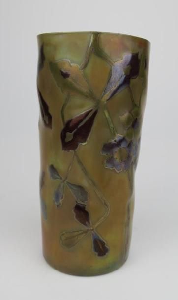 null Amédée de CARANZA (1840-1912).

Vase rouleau en verre irisé à décor de branchages...