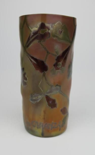 null Amédée de CARANZA (1840-1912).

Vase rouleau en verre irisé à décor de branchages...