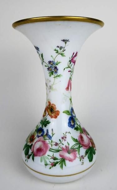 null BACCARAT.

Vase à col évasé en opaline blanche à décor floral polychrome, filets...