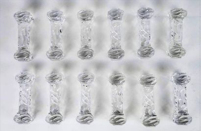 null BACCARAT.

Suite de douze porte-couteaux en cristal moulé, vers 1900.

L_9 cm...