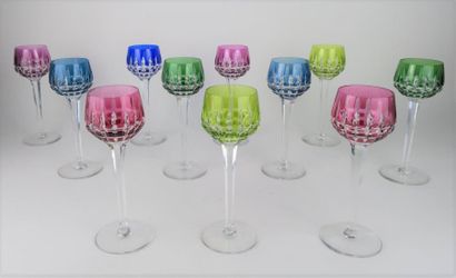 null SAINT LOUIS.

Service de verres Roemer en cristal comprenant onze verres à vin...