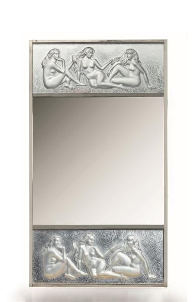 null LALIQUE France.

Miroir en cristal gravé modèle « Les causeuses » à décor de...