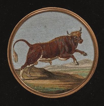 null Médaillon circulaire en micro-mosaïque figurant un taureau, les antérieurs levés.

Italie,...