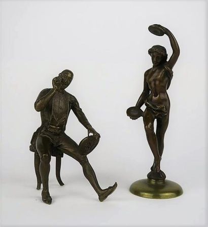 null Deux statuettes en bronze, l'une figurant une joueuse de tambourin et l'autre

un...