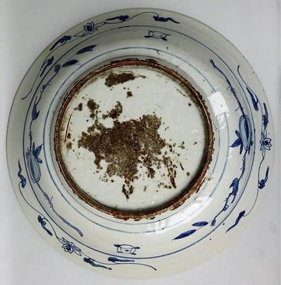 null Grand plat en porcelaine bleu blanc

Chine, dynastie Ming, XVIème siècle

A...