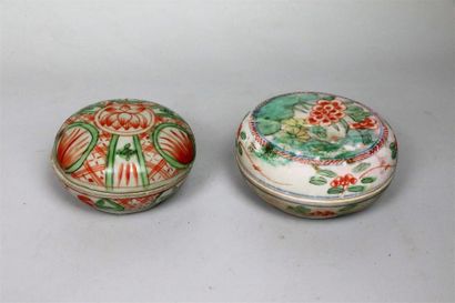 null Deux boîtes en porcelaine polychrome

Chine, Swatow, XVIème siècle

Circulaires,...