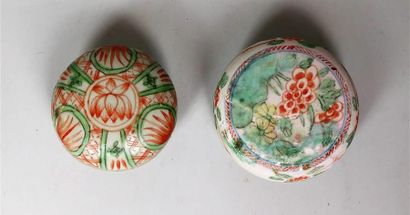 null Deux boîtes en porcelaine polychrome

Chine, Swatow, XVIème siècle

Circulaires,...