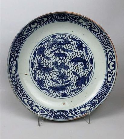null Deux plats en porcelaine bleu blanc 

Chine, Swatow, XVIIème siècle 

L'un à...