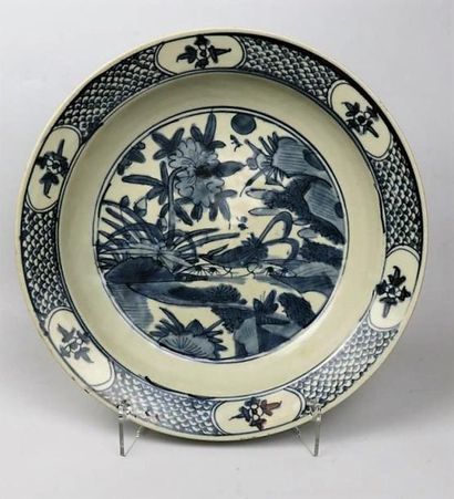 null Deux plats en porcelaine bleu blanc 

Chine, Swatow, XVIIème siècle 

L'un à...
