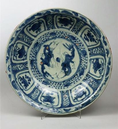 null Plat en porcelaine bleu blanc

Chine, Swatow, XVIIème siècle

Le centre décoré...