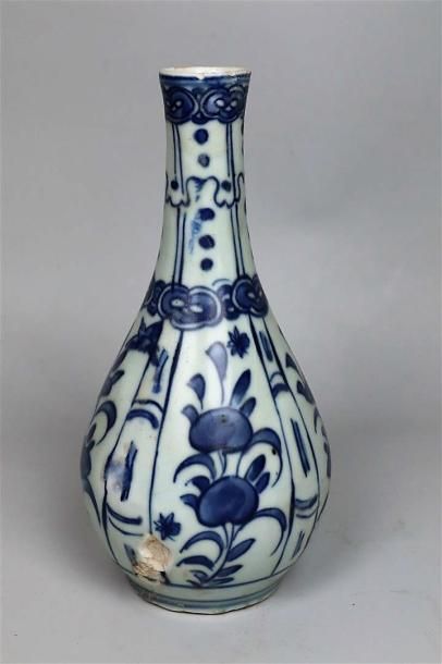 null Vase en porcelaine bleu blanc Kraak

Chine, dynastie Ming, époque Wanli (1572-1620)

Piriforme,...