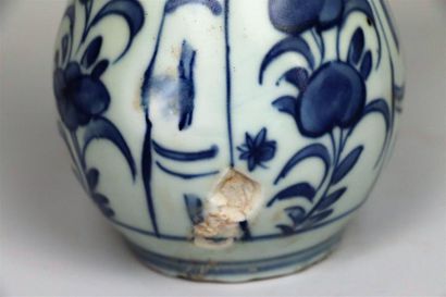 null Vase en porcelaine bleu blanc Kraak

Chine, dynastie Ming, époque Wanli (1572-1620)

Piriforme,...