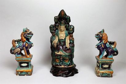 null Statuette de Guanyin et paire de chiens de Fô en grès émaillé aubergine, turquoise...