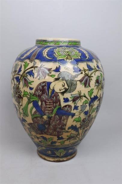 null IRAN (Perse).

Vase en céramique à décor de musiciens et branches fleuries.

Epoque...