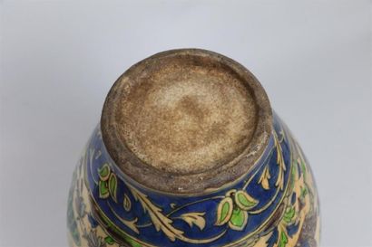 null IRAN (Perse).

Vase en céramique à décor de musiciens et branches fleuries.

Epoque...