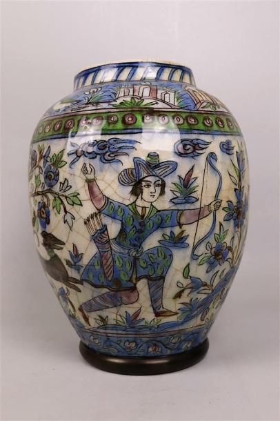 null IRAN (Perse).

Vase en céramique à décor de chasseur et de tigres et branchages...