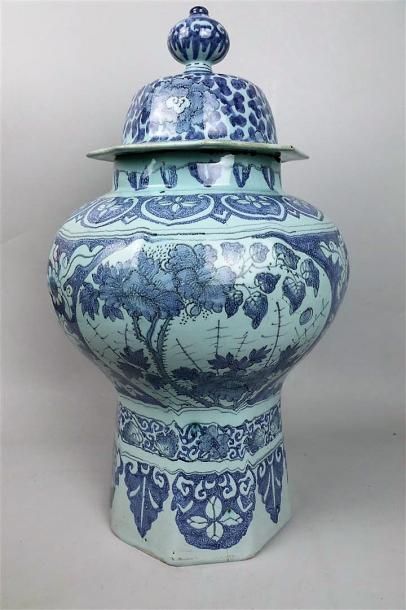 null DELFT.

Vase couvert en faïence à décor en camaïeu bleu dans le goût de la Chine.

XVIIIème...