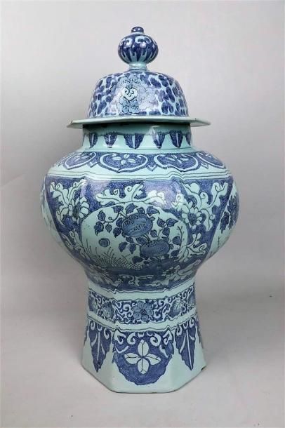 null DELFT.

Vase couvert en faïence à décor en camaïeu bleu dans le goût de la Chine.

XVIIIème...