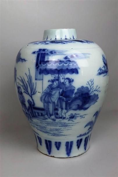 null DELFT

Vase en faïence à décor en camaïeu bleu de chinois et de scènes de cour.

XVIIIème...