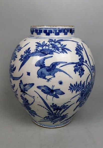 null DELFT

Vase en faïence à décor en camaïeu bleu de branchages fleuris et d'oiseaux.

XVIIIème...