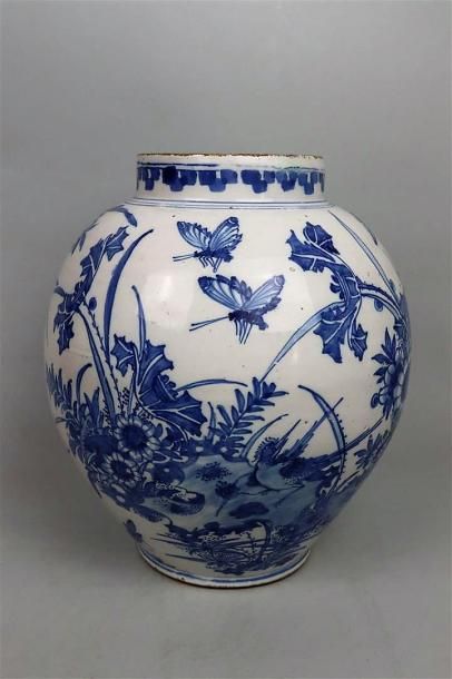 null DELFT

Vase en faïence à décor en camaïeu bleu de branchages fleuris et d'oiseaux.

XVIIIème...