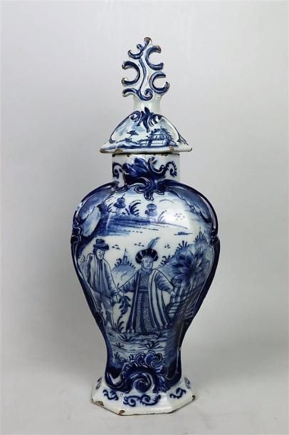 null DELFT.

Vase couvert en faïence à décor en camaïeu bleu d'un ottoman et d'un...