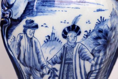 null DELFT.

Vase couvert en faïence à décor en camaïeu bleu d'un ottoman et d'un...