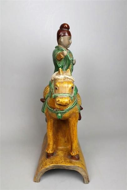 null Tuile faitière en grès émaillé vert, jaune et brun

Chine, dynastie Ming, XVIIème...