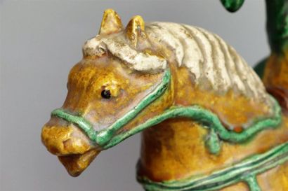 null Tuile faitière en grès émaillé vert, jaune et brun

Chine, dynastie Ming, XVIIème...