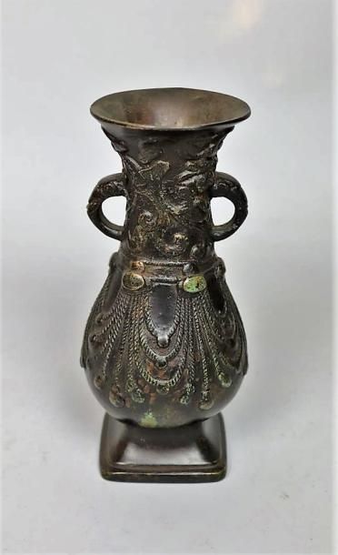 null Petit vase en bronze 

Chine, dynastie Ming, XVIIème siècle

Balustre, reposant...