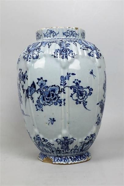null DELFT.

Vase en faïence à décor en camaïeu bleu d'une chinoise et d'un oiseau.

XVIIIème...