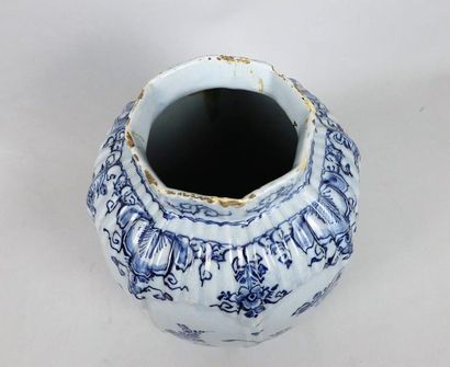 null DELFT.

Vase en faïence à décor en camaïeu bleu d'une chinoise et d'un oiseau.

XVIIIème...