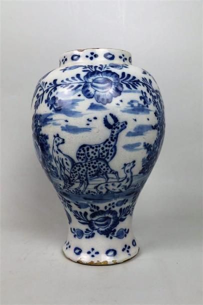 null DELFT.

Vase en faïence à décor en camaïeu bleu à décor de cervidés.

XVIIIème...