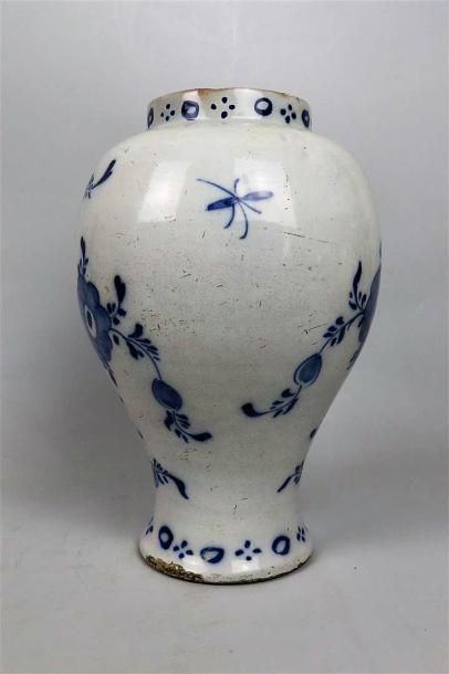 null DELFT.

Vase en faïence à décor en camaïeu bleu à décor de cervidés.

XVIIIème...