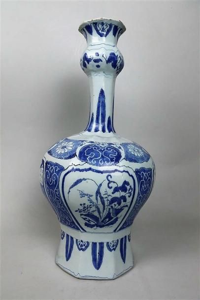 null DELFT.

Vase en faïence à haut col à décor en camaïeu bleu inspiré de la Chine,...