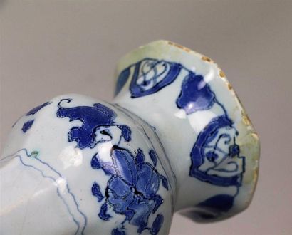 null DELFT.

Vase en faïence à haut col à décor en camaïeu bleu inspiré de la Chine,...