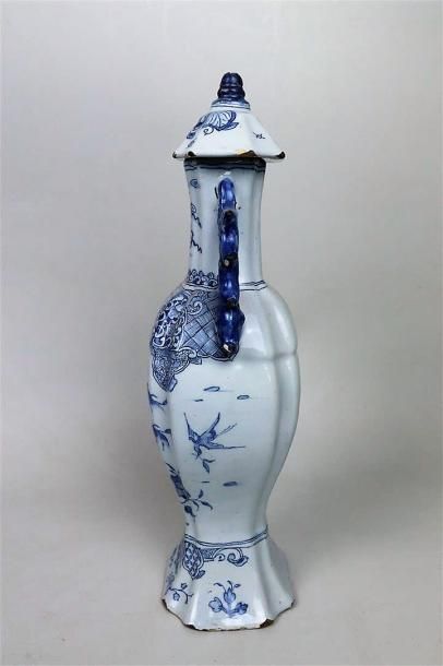 null DELFT

Vase couvert en faience à décor en camaïeu bleu de branchages fleuris...