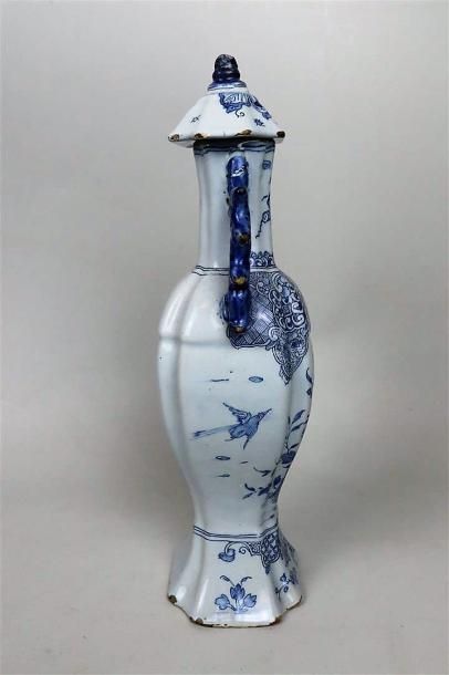null DELFT

Vase couvert en faience à décor en camaïeu bleu de branchages fleuris...
