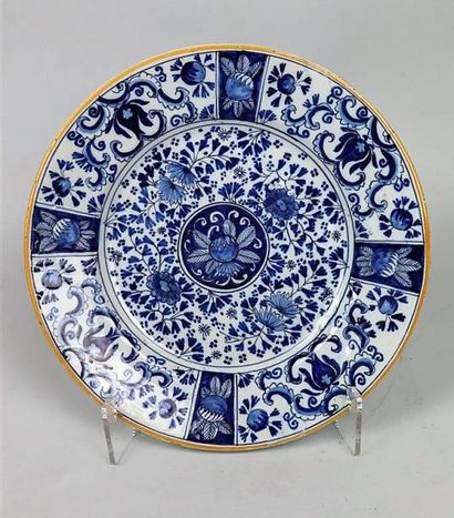 null DELFT.

Assiette à décor en camaïeu bleu de fleurs et semis, dans l'esprit chinois.

XVIIIème...